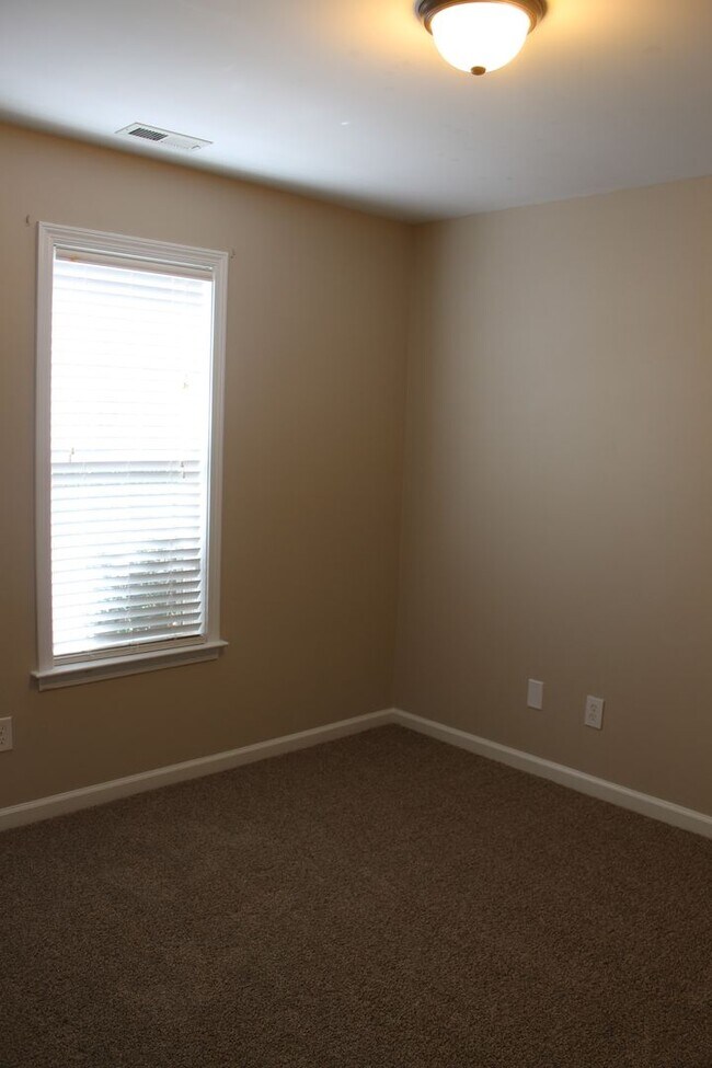 Building Photo - 3 Bed/2 Bath Home - 10 minutes to SJAFB!