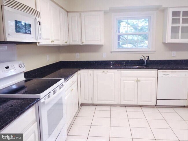 Building Photo - 12015 Montrose Village Terrace
