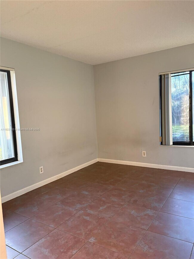 Building Photo - 702 Sunny Pine Way