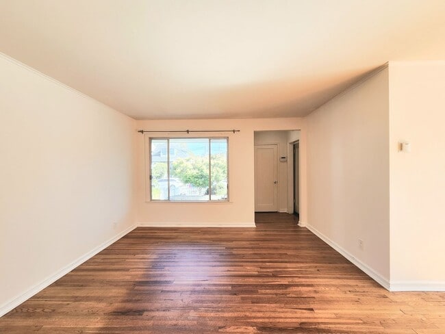 Building Photo - 2 bedroom duplex home
