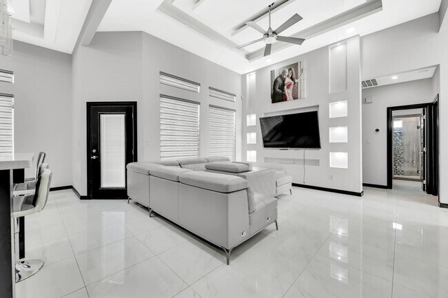 Building Photo - SPACIOUS 3 BEDROOM HOME IN HIDALGO!