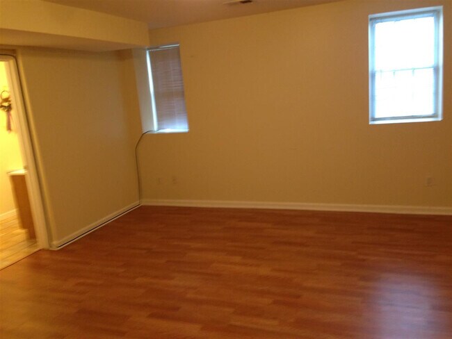 Building Photo - High Street