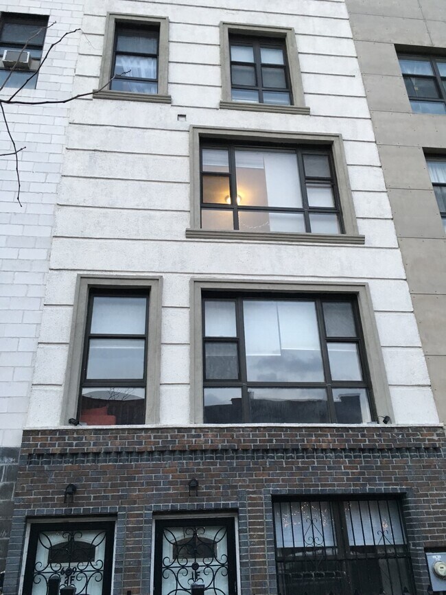 Building Photo - 629 Van Buren St