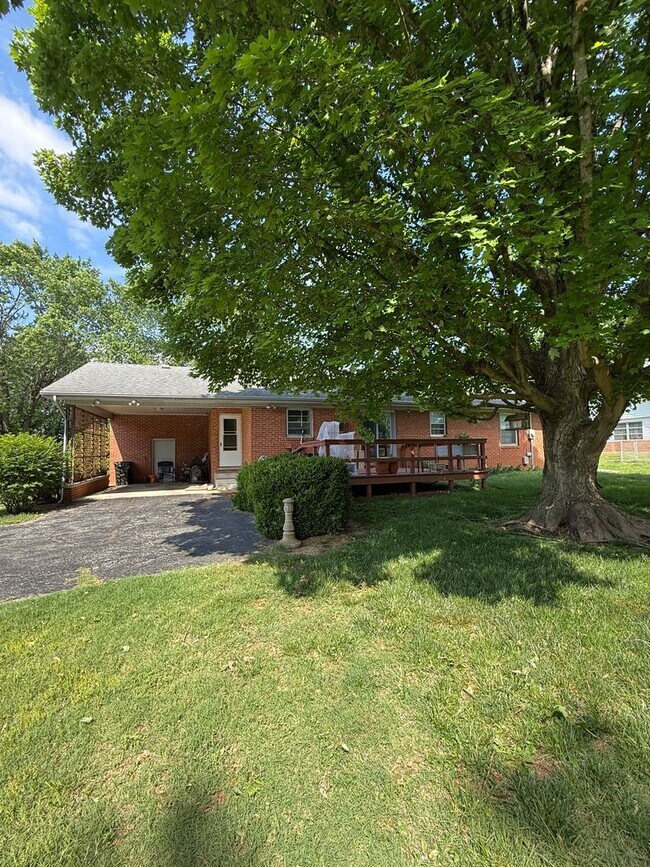 Building Photo - 3 bedrooms- 1.5 bath home