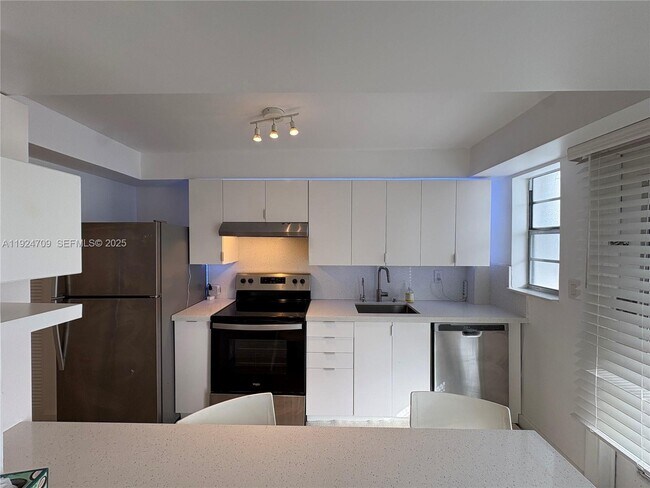 Building Photo - 1340 Lincoln Rd