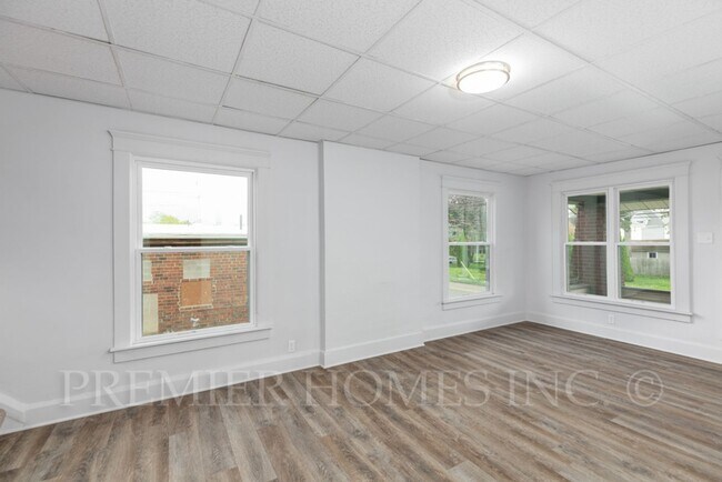Building Photo - 3 Bedroom Home with Large Front Porch – $1,495/mo