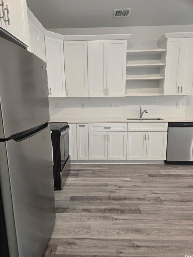 Building Photo - 2027 6th Ave