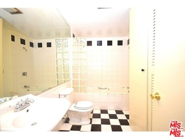 Building Photo - 429 S Orange Dr