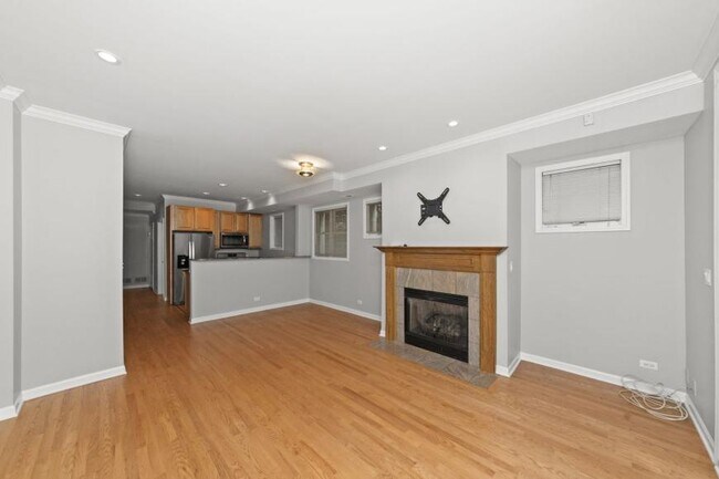 Building Photo - 2 bedroom in Chicago IL 60657