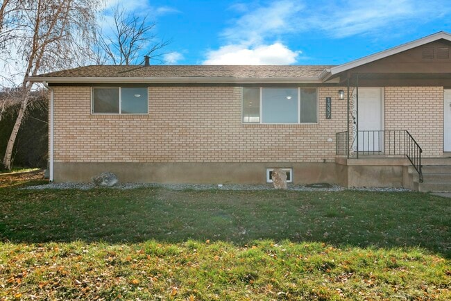 Building Photo - 1335 E Lester Dr