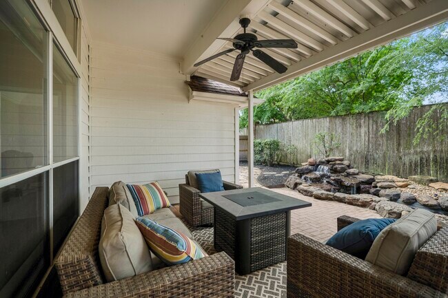 Building Photo - 9631 Bavaria Dr