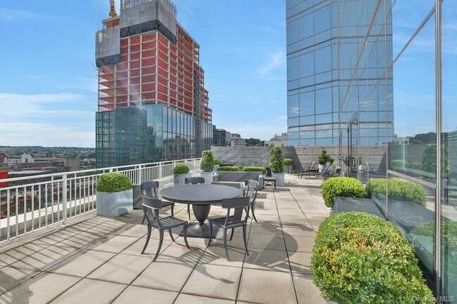 Building Photo - 5 Renaissance Square
