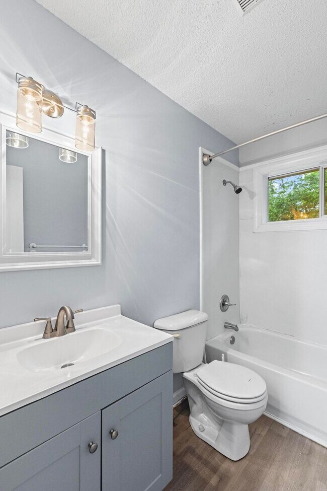 Building Photo - Charming 3 bedroom Available Now