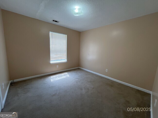 Building Photo - 260 Village Dr