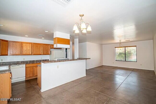 Building Photo - $1000 OFF Move in special!