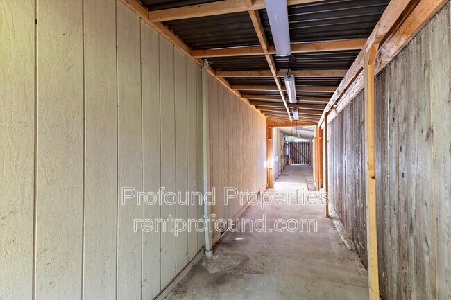 Building Photo - 9045 SW Pinto Ct