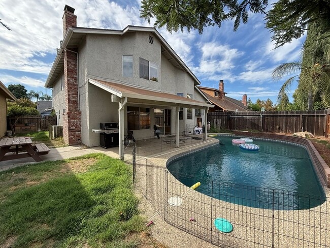 Building Photo - Updated two story home in Sylvan School Di...