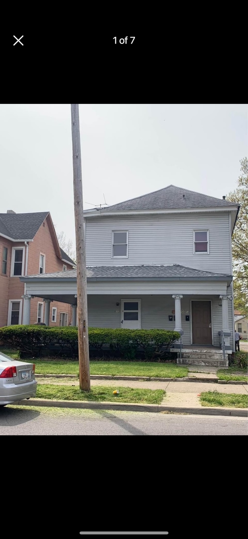 Building Photo - C-House