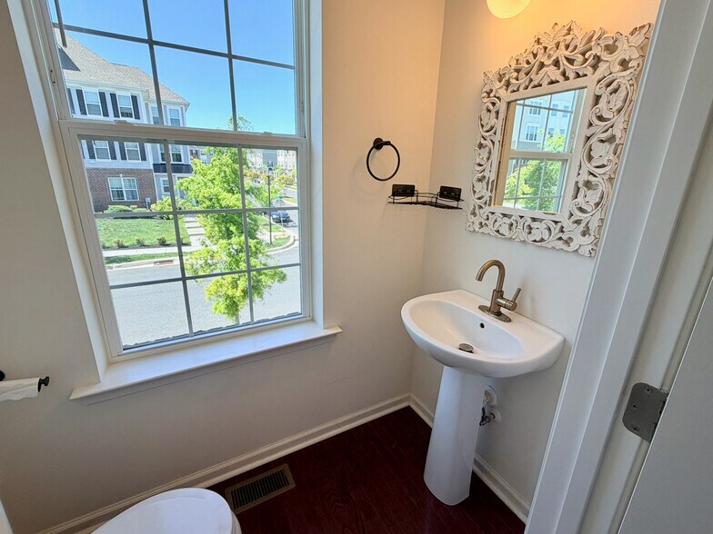2nd floor 1/2 bath - 3744 Green St