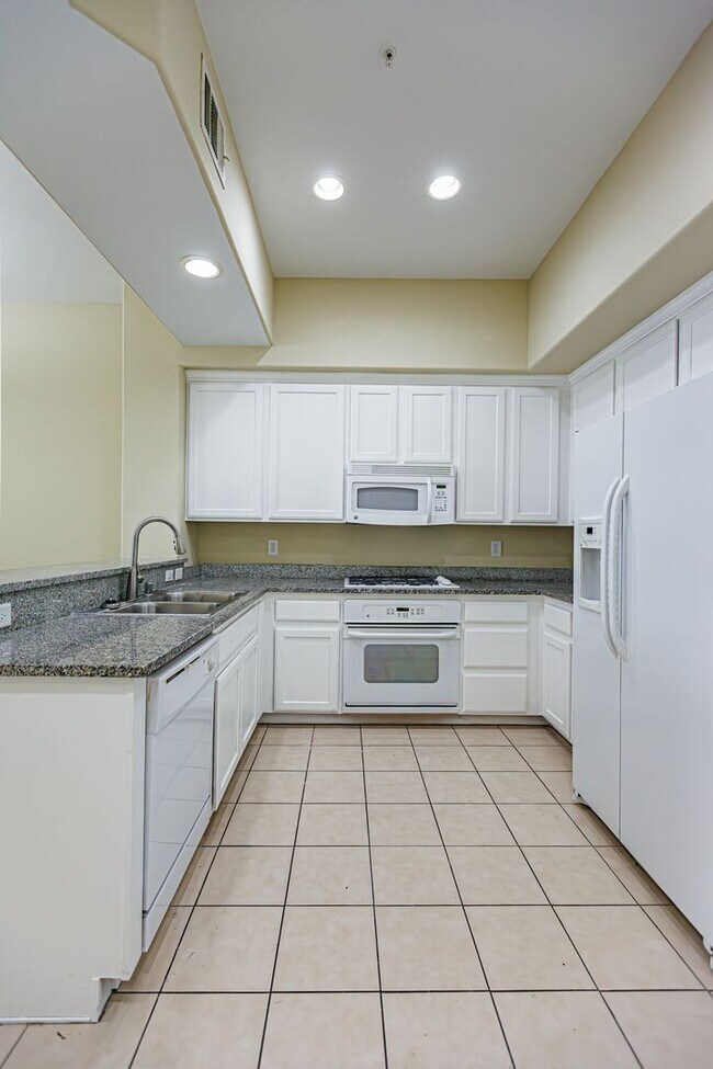 Building Photo - Top Floor 2 Bedroom Condo Located in Manha...