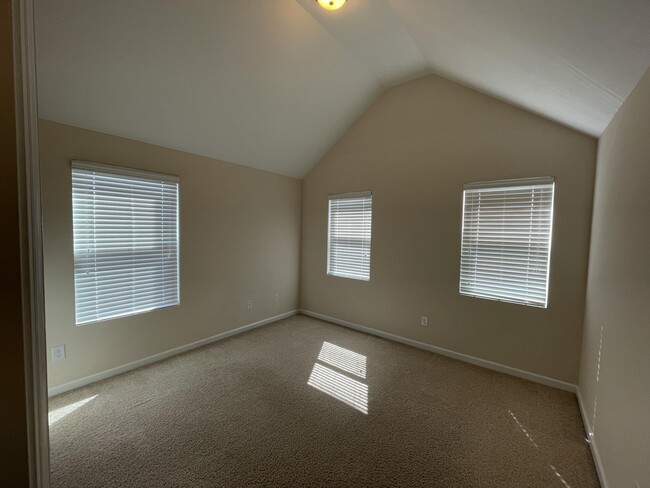 Building Photo - 422 Sebastian Dr