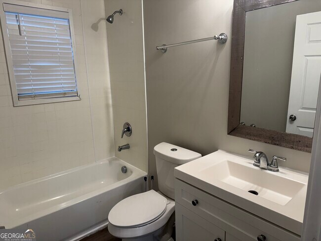 Building Photo - 324 Adams St