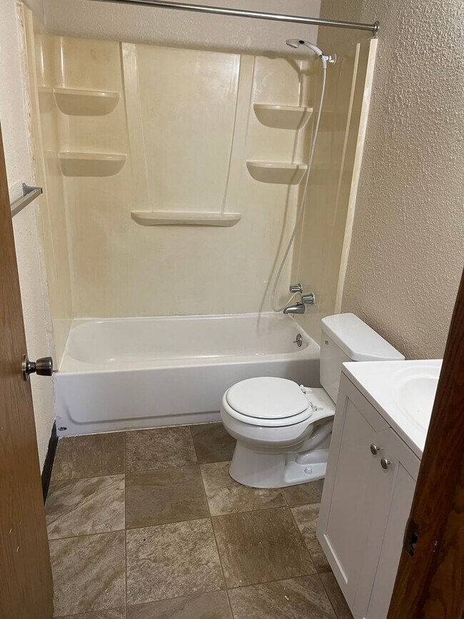 Building Photo - Forestview 2 Bedroom Lower Apartment FIRST...