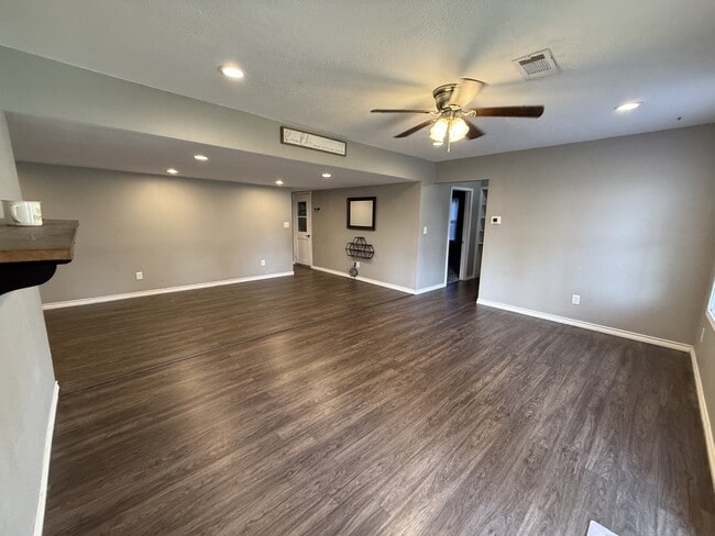 Building Photo - 6899 Jefferson Blvd