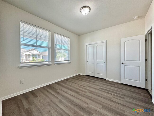 Building Photo - 320 La Escalera Dr