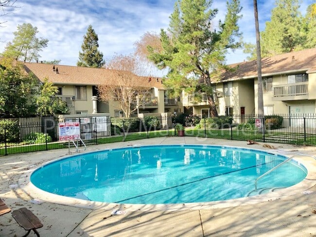 Building Photo - Meticulously renovated 2 Bd/1 Ba, 889 sf, ...