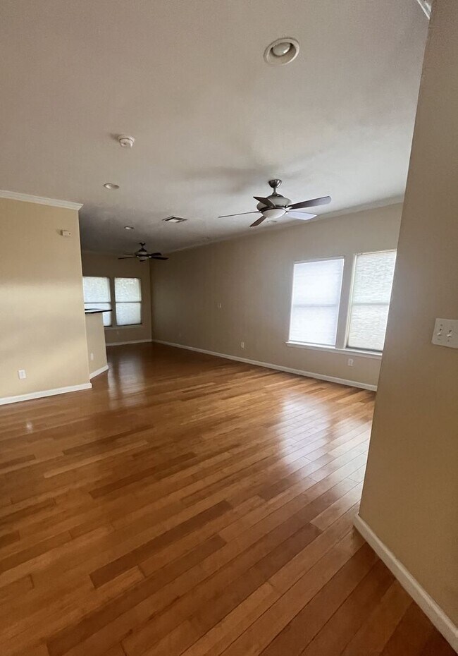 Building Photo - 7bed/6.5bath + 3 car garage and carport