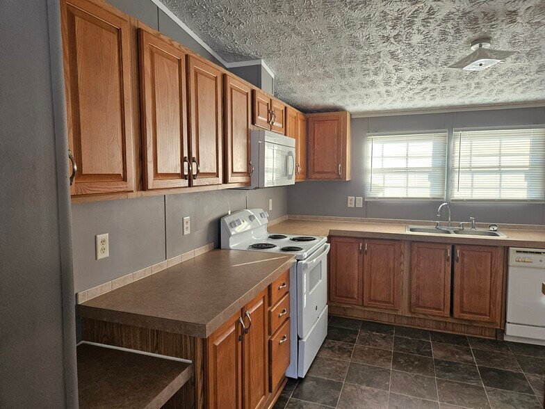 Building Photo - 45 Lynnwood Cir