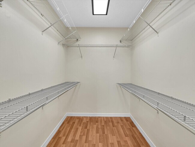 Building Photo - 220 Lakeview Dr