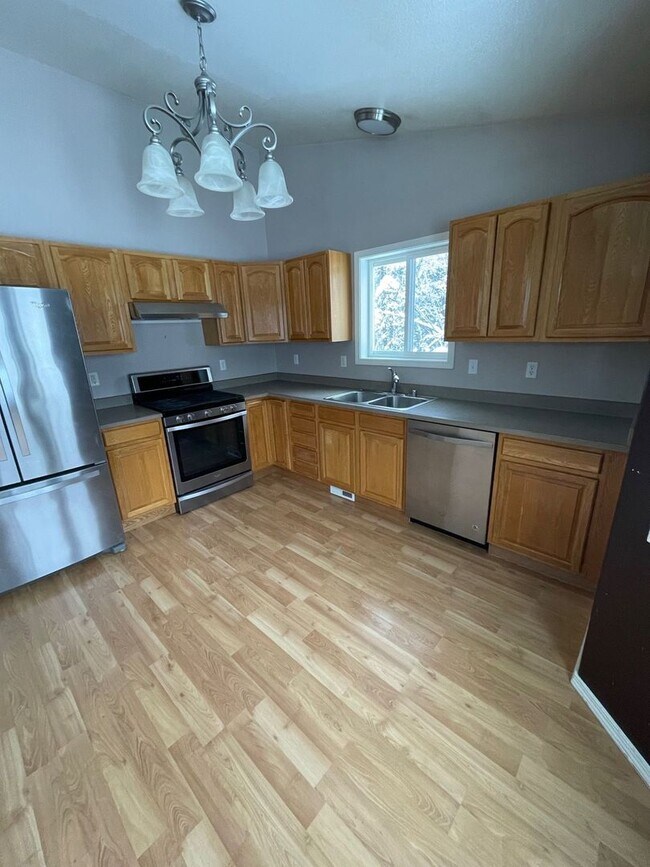 Building Photo - 3 Bedroom, 2.5 Bath Single Family Home