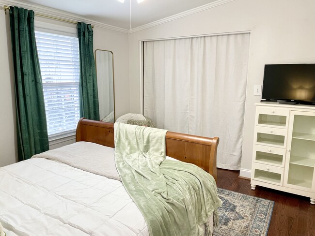 215, bedroom #1 - 215 W Taylor St