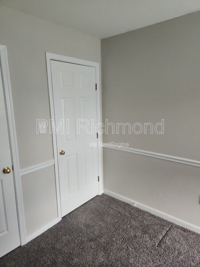 Building Photo - 6004 Manor Park Terrace