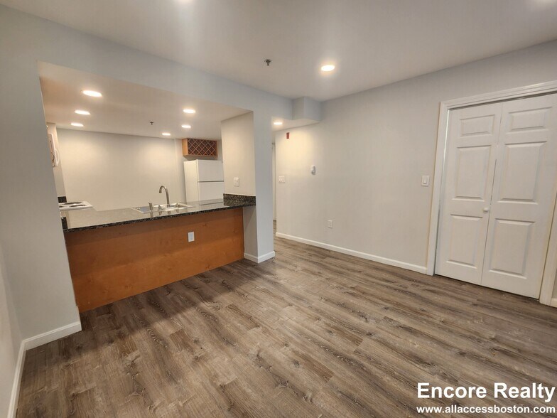 Building Photo - 24 Queensberry St