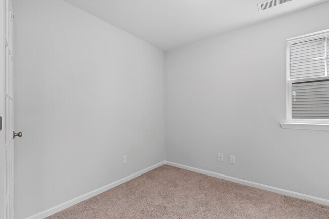 Building Photo - 837 Peony Ln