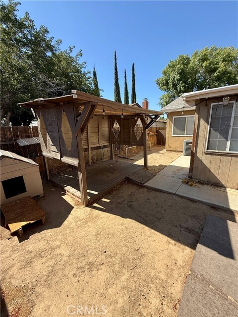 Building Photo - 724 E Ave J 4