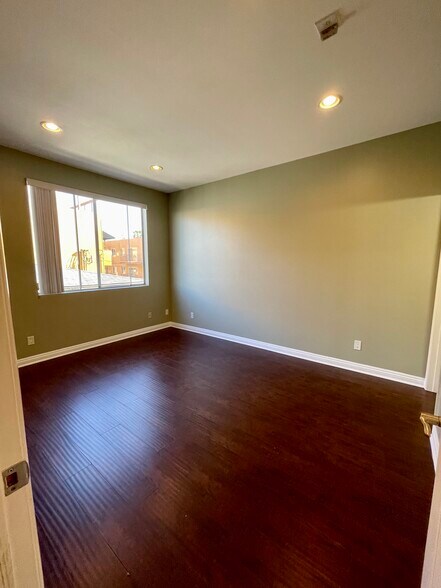 Building Photo - 812 N Hudson Ave