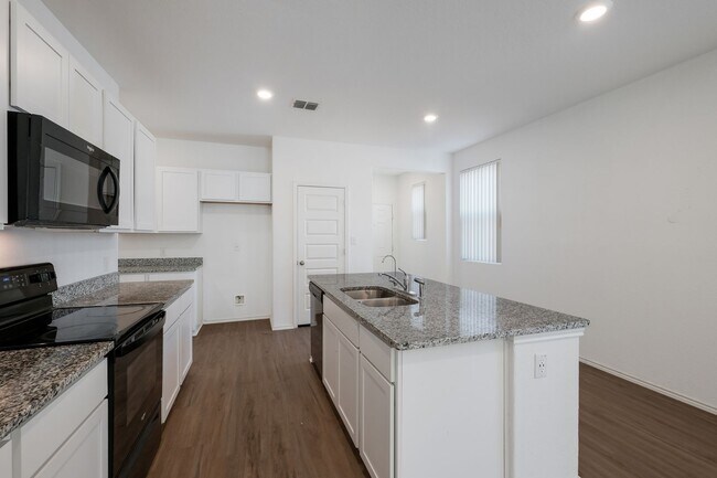 Building Photo - Lovely Rancho Primera Property