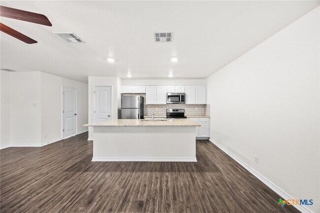 Building Photo - 909 E Mary Jane Dr