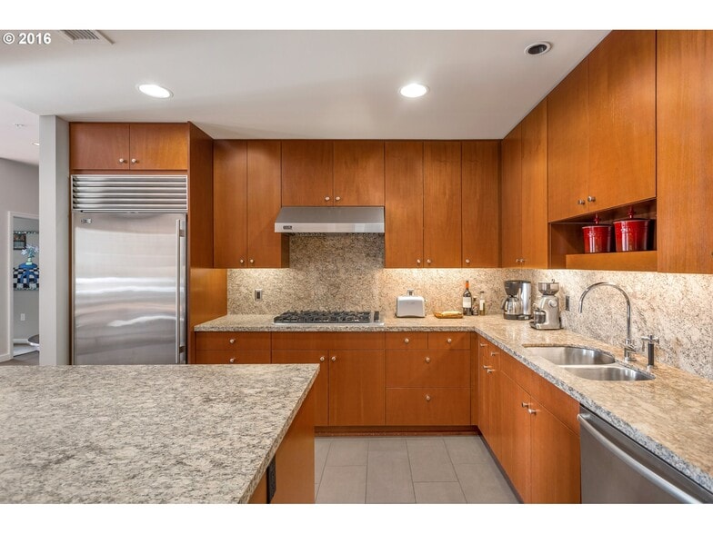 Building Photo - 1025 NW Couch St