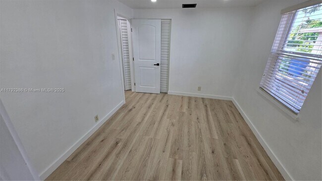 Building Photo - 1448 NE 24th Ct
