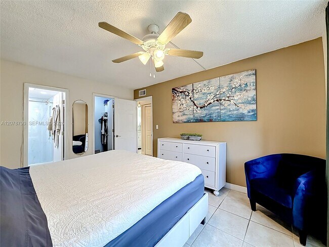 Building Photo - 9350 Fontainebleau Blvd
