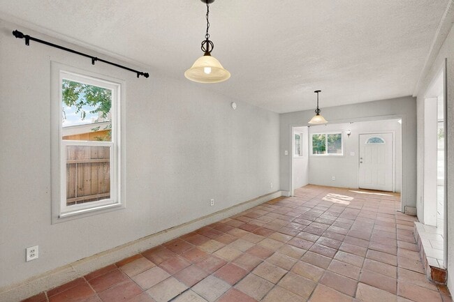 Building Photo - NE 3 bedroom 1 bath 1348/sf