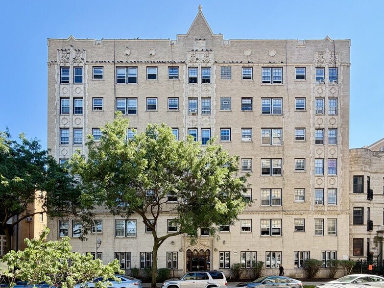 Building Photo - 843 W Leland Ave