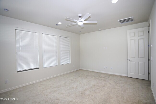 Building Photo - 977 W Finch Dr