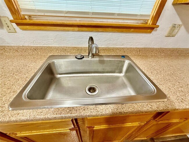 Building Photo - 1013 W 3rd St