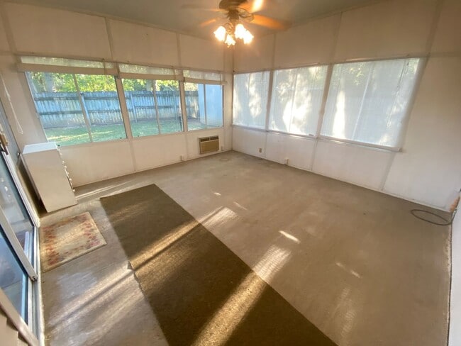 Building Photo - For Lease - 2 Beds, 1 Bath,